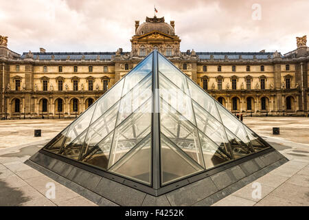 06 DÉCEMBRE À PARIS : Le Louvre Musée d'art sur 06 Décembre 2012 à Paris, France. Un monument central de Paris, plus de 35 000 objets Banque D'Images