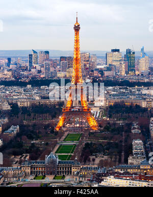 PARIS - 05 DÉCEMBRE : l'éclairage de la Tour Eiffel sur Décembre 05, 2012 à Paris. Créé en 1985, le nouveau système a permis à la Banque D'Images