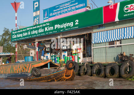 Station essence sur le Mékong à fournir du carburant pour les bateaux de passage,région du delta du Mékong, Vietnam Banque D'Images