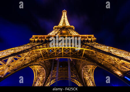 PARIS - 05 DÉCEMBRE : l'éclairage de la Tour Eiffel sur Décembre 05, 2012 à Paris. Créé en 1985, le nouveau système a permis à la Banque D'Images