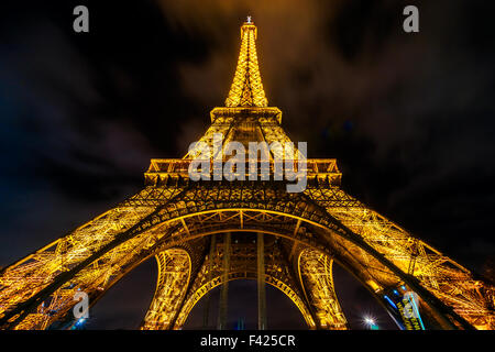 PARIS - 05 DÉCEMBRE : l'éclairage de la Tour Eiffel sur Décembre 05, 2012 à Paris. Créé en 1985, le nouveau système a permis à la Banque D'Images