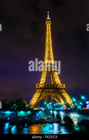 PARIS - 05 DÉCEMBRE : l'éclairage de la Tour Eiffel sur Décembre 05, 2012 à Paris. Créé en 1985, le nouveau système a permis à la Banque D'Images