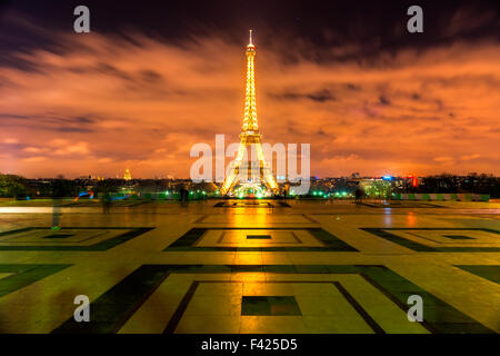 PARIS - 05 DÉCEMBRE : l'éclairage de la Tour Eiffel sur Décembre 05, 2012 à Paris. Créé en 1985, le nouveau système a permis à la Banque D'Images