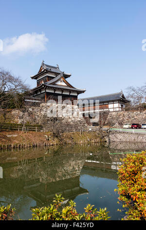 Le Japon, château Yamato-Koriyama. Otemon gatehouse, yaguramon, porte avec tourelle, watariyagura avec style, l'Ote Mukai. En face de la tourelle Ciel bleu, soleil. Banque D'Images