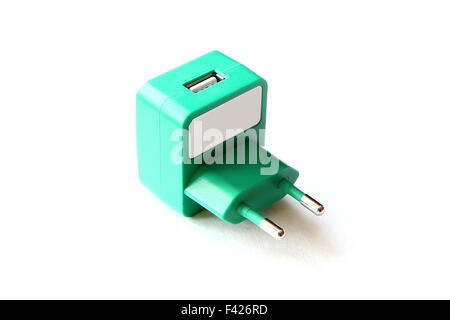 Chargeur transformateur prise USB du smartphone on white Banque D'Images