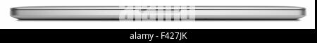 Ordinateur portable ultra mince argent fermée isolé sur blanc avec des chemins de détourage Banque D'Images