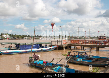 En bois bois bateaux amarrés sur le fleuve Mékong à Can Tho Ville dans la région du delta du Mékong du vietnam Banque D'Images