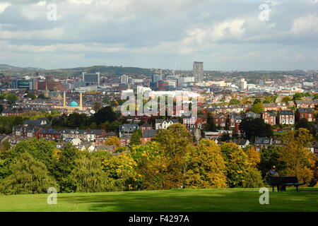 Un homme considère la skyline de Sheffield à partir d'un banc de parc en Meersbrook Park, Sheffield, South Yorkshire, Angleterre, Royaume-Uni Banque D'Images