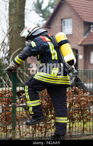 Pompier en action avec bouteille d'oxygène Banque D'Images