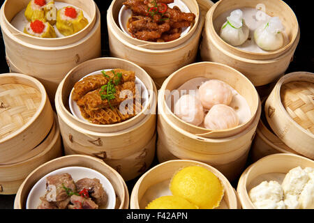 Yumcha Dimsum chinois situé dans le récipient en bambou Banque D'Images