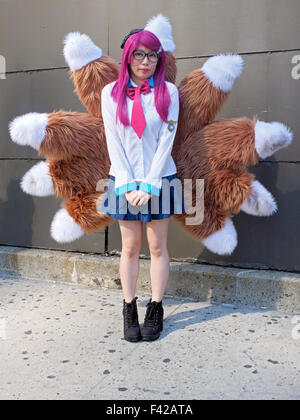 Un jeune participant de New York Comic Con 2015 habillés comme de l'AHRI la Ligue des légendes. Banque D'Images