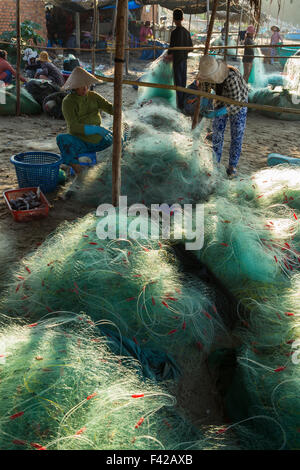 Le raccommodage des filets, Mũi Né Bình Thuận, village de pêche Province, Vietnam Banque D'Images