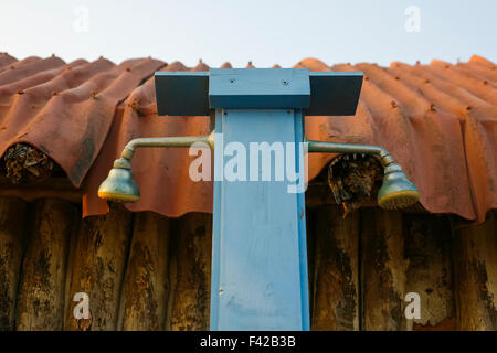 Rusty vintage beach douche joint à la cabane en bois Banque D'Images