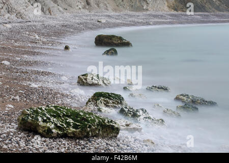 Rochers sur la plage de crique de Lulworth Cove, sur la côte jurassique, Dorset, England, UK Banque D'Images