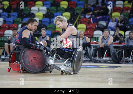 Londres, Royaume-Uni. 13 Oct, 2015. USA vaincre Nouvelle-zélande 54-45 Monde de Rugby en fauteuil roulant au défi. USA n° 14 Joe Delgrave s'attaque à la Nouvelle Zelande no 1 Leslie Cameron pour la balle. Boîte de cuivre, du Parc olympique, Londres UK.  !3ème octobre, 2015.  !3ème octobre, 2015. Credit : carol moir/Alamy Live News Banque D'Images