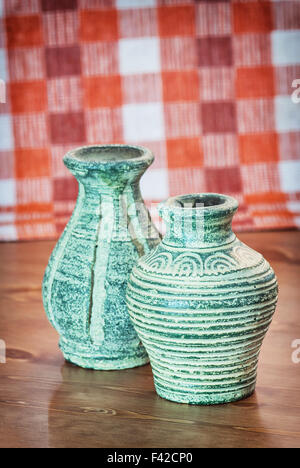 Deux vases en céramique sur la table en bois. Banque D'Images