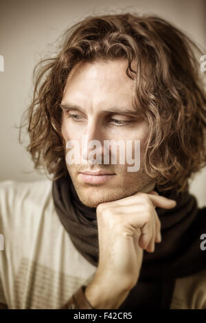 Jeune homme cheveux bouclés Banque D'Images