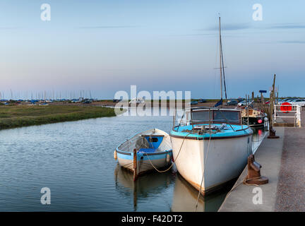 Bateaux amarrés au quai à Blakeney sur la côte de Norfolk Banque D'Images