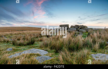 Granite rock formations près de Okehampton Camp le Parc National de Dartmoor dans le devon Banque D'Images