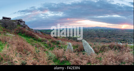 Une vue panoramique d'un coucher de soleil d'automne sur une pente raide Tor Helman craggy rocheux de granit le long du chemin d'Way Banque D'Images