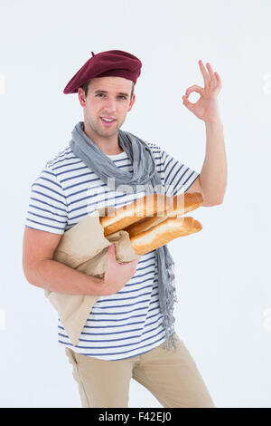 Le Français guy avec beret holding baguettes Banque D'Images