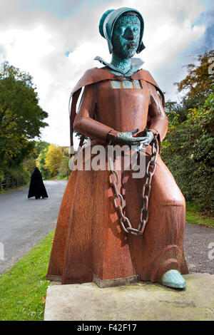 Une statue d'Alice Nutter une des sorcières de Pendle dévoilée dans son village natal sur Blacko Bar Road, Roughlee, Lancashire, Royaume-Uni