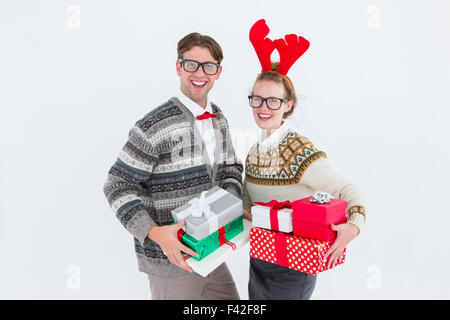 Hipster geek couple holding presents Banque D'Images