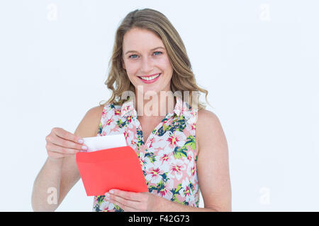 Femme souriante avec lettre Banque D'Images