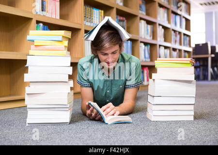 Bibliothèque Student lying on floor Banque D'Images