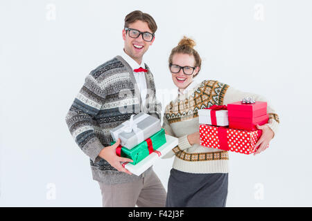 Hipster geek couple holding presents Banque D'Images