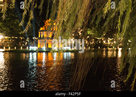 Lac Hoan Kiem de Hanoï est un foyer de la ville capitale du Vietnam. Le lac est éclairé la nuit et de nombreuses sections locales se détendre ici. Banque D'Images