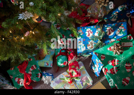 En vertu de l'arbre de Noël cadeaux de Noël Banque D'Images