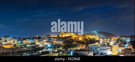 Udaipur, le soir de la ville et palais de la ville complexe. Udaipur, Rajasthan, Inde, Asie Banque D'Images