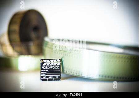 Petit film clapper board du flou bobines de film en arrière-plan Banque D'Images