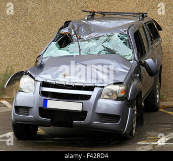 Méconnaissable après roll over SUV crush Banque D'Images