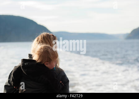 Mère et son cadre tranquille vue sur le lac Banque D'Images