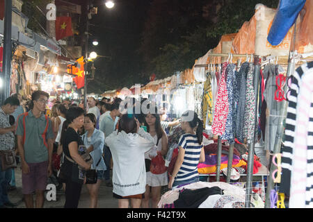 Marchés de nuit à Hanoi la vieille attirer les touristes locaux vietnamiens et d'acheter des vêtements et autres marchandises, Vietnam Banque D'Images