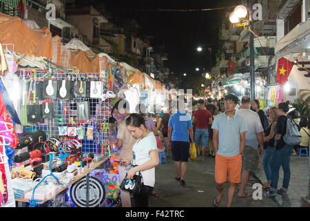 Marchés de nuit prenant place dans le vieux quartier de Hanoi, Vietnam, Asie. Banque D'Images