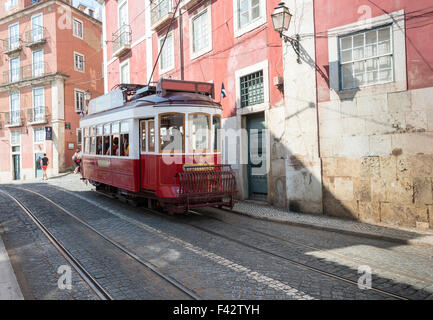 Lisbonne, Portugal - 26 SEPTEMBRE : des personnes non identifiées, assis dans le tramway rouge va par la rue du centre-ville de Lisbonne sur Septem Banque D'Images