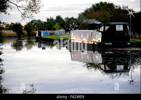 Bateaux amarrés à Red Rock, Wigan, Lancashire, sur le Leeds Liverpool Canal, capturé dans la faible soleil d'automne. Banque D'Images