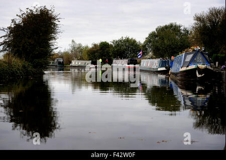 Bateaux amarrés à Red Rock, Wigan, Lancashire, sur le Leeds Liverpool Canal, capturé dans la faible soleil d'automne. Banque D'Images