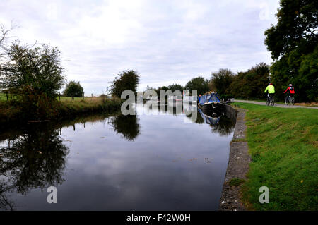 Bateaux amarrés à Red Rock, Wigan, Lancashire, sur le Leeds Liverpool Canal, capturé dans la faible soleil d'automne. Banque D'Images