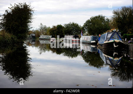 Bateaux amarrés à Red Rock, Wigan, Lancashire, sur le Leeds Liverpool Canal, capturé dans la faible soleil d'automne. Banque D'Images