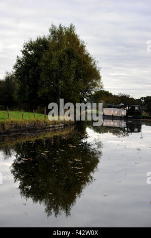 Bateaux amarrés à Red Rock, Wigan, Lancashire, sur le Leeds Liverpool Canal, capturé dans la faible soleil d'automne. Banque D'Images