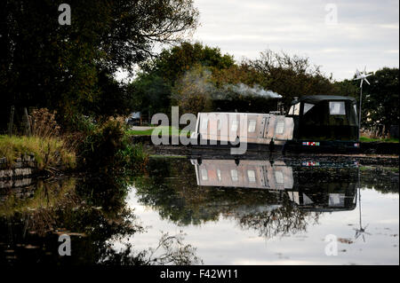 Bateaux amarrés à Red Rock, Wigan, Lancashire, sur le Leeds Liverpool Canal, capturé dans la faible soleil d'automne. Banque D'Images