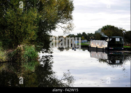 Bateaux amarrés à Red Rock, Wigan, Lancashire, sur le Leeds Liverpool Canal, capturé dans la faible soleil d'automne. Banque D'Images