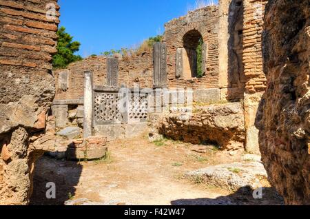 Ruines de l'ancien site d'Olympie, en Grèce, où les Jeux Olympiques d'origine. Il s'agissait d'une église Byzantine du 5e siècle Banque D'Images