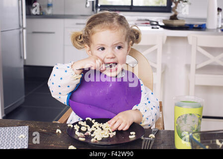 Little girl eating lunch Banque D'Images