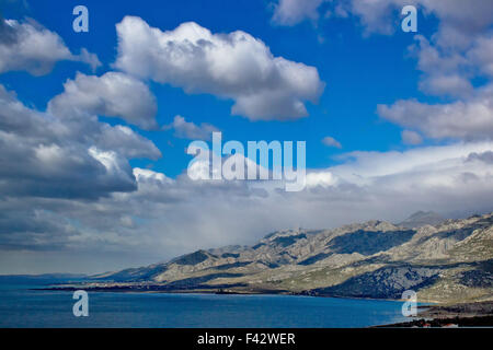 Vue panoramique mer montagne Velebit Banque D'Images