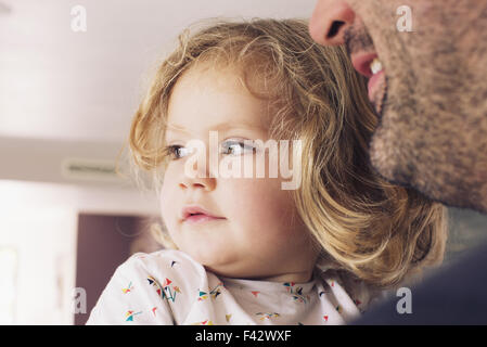 Petite fille avec le père, à l'écart des taux d'intérêt Banque D'Images